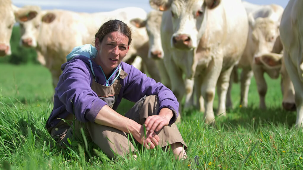 FieldsOfAnger_Astrid avec_vaches - © Chasseurs d'étoiles